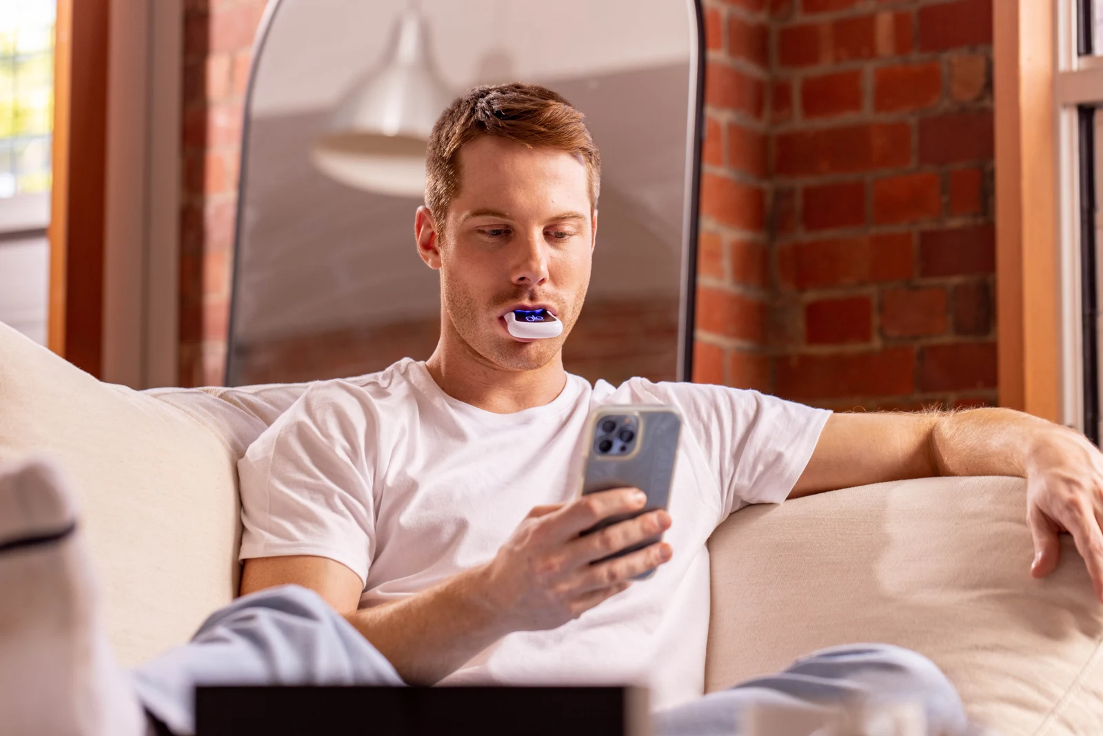 Paciente utilizando GLO en casa y consultando su móvil